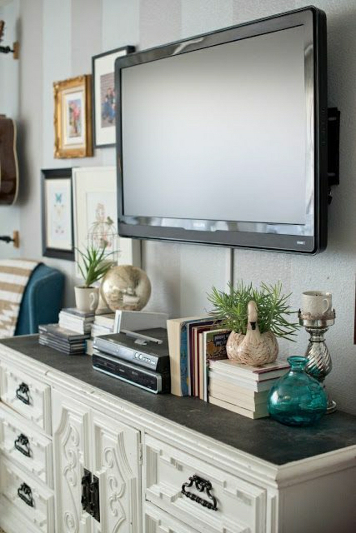 meuble-tv-ikea-meuble-blanc-pour-télé-plante-verte-livres-peintures-murales-salon-design