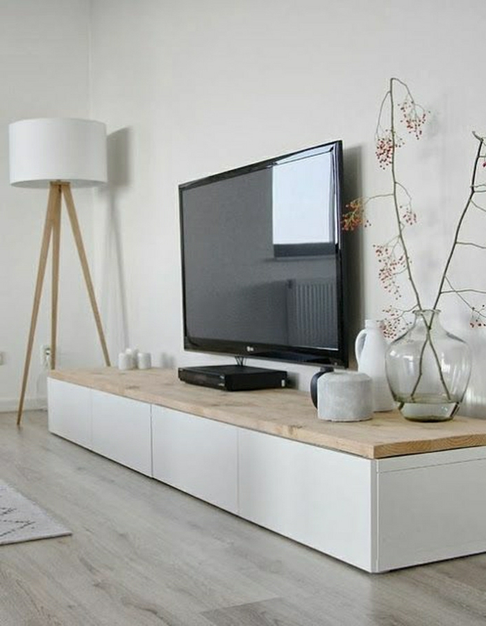 meuble-télé-en-bois-sol-en-parquet-clair-lampe-blanche-a-poser-mur-blanc-meuble-basse