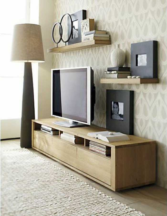 meuble-télé-tapis-beige-mur-beige-lampe-deboute-mur-beige-déco-moderne-salon