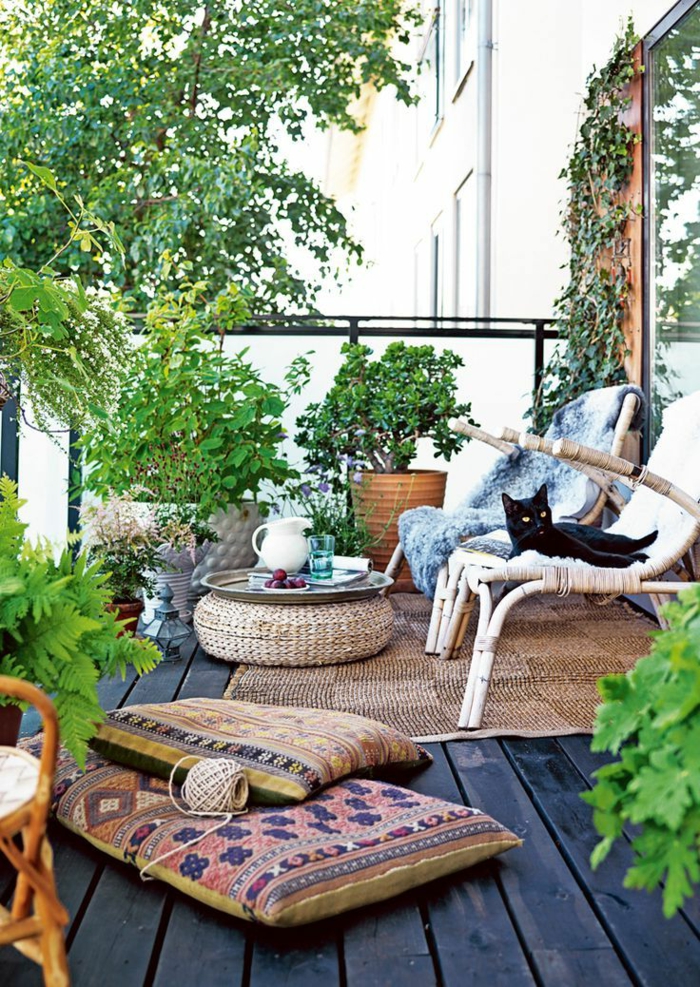 meubles-en-rotin-meuble-d-extérieur-terrasse-belle-vue-sol-plancher-bois