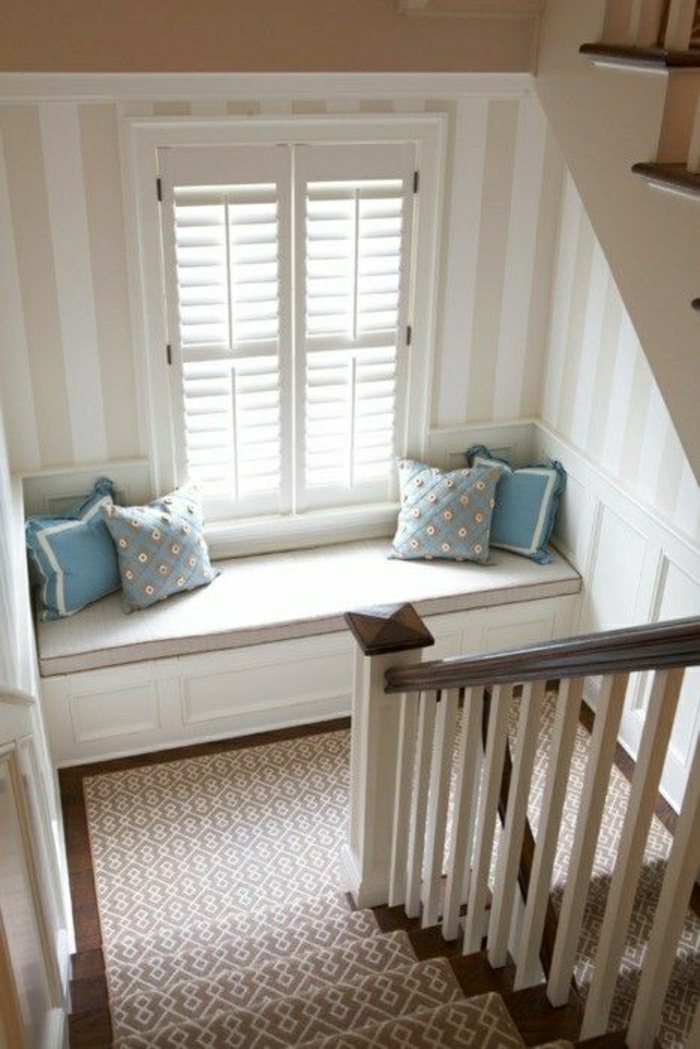 meubles-escalier-fenetre-grande-escalier-avec-canapé-fenetre-coussins-bleus-tapis