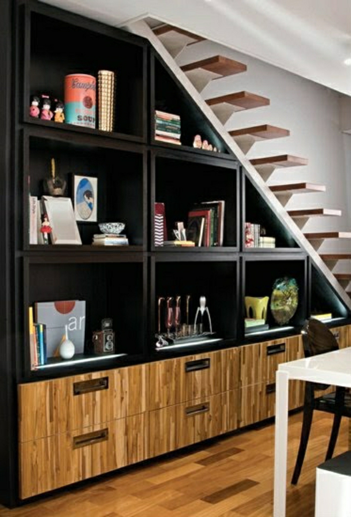 meubles-sous-escalier-salon-vaste-bibliothèque-sous-escalier-en-bois-noir-parquet-en-bois