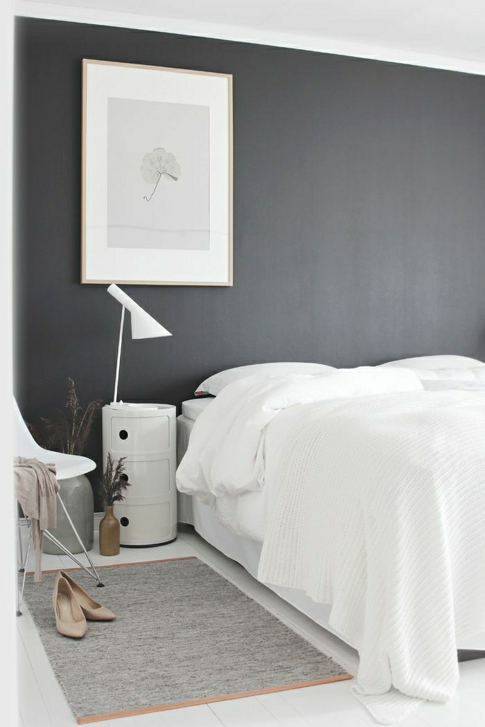 mur-gris-chambre-a-coucher-linge-de-lit-blanc-peinture-murales