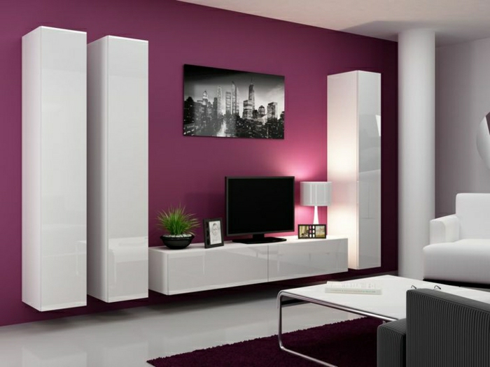 mur-violet-salon-beau-meuble-laqué-blanc-tv-console-noir-tapis-violet-table-basse