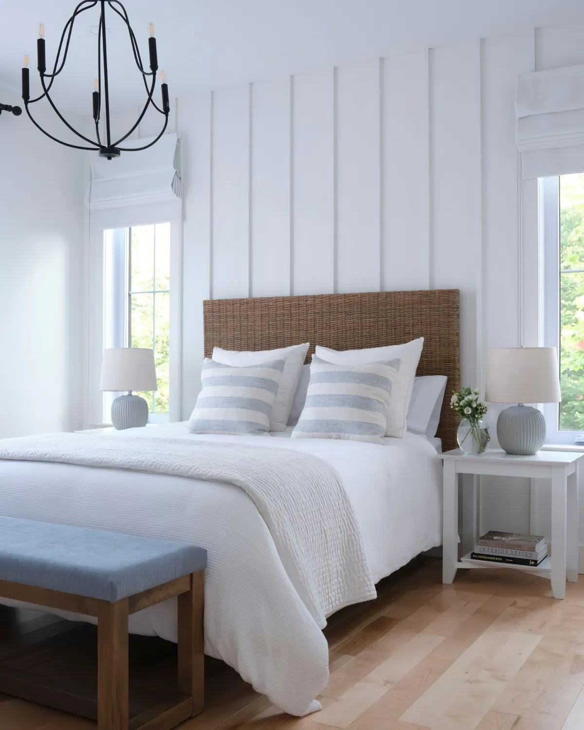 murs en blanc banc en bois et bleu tete de lit en rotin