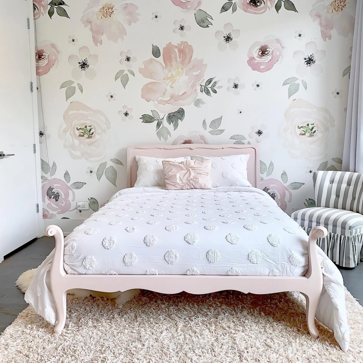 papier peint fleurs aquarelle cadre de lit rose pastel tapis moelleux beige