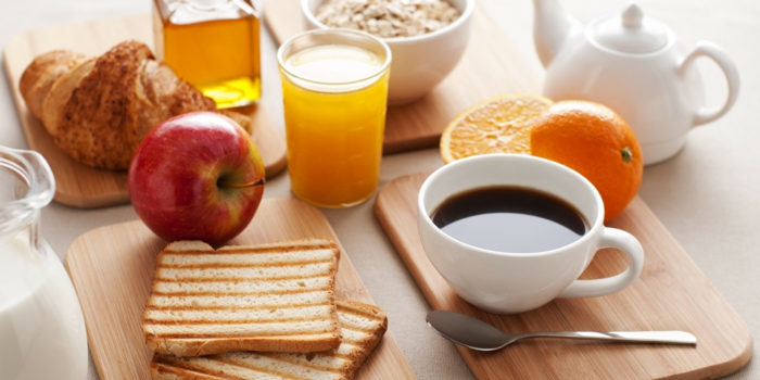 petit-dejeuner-ideal-repas-café-jus-d-orange-brioche