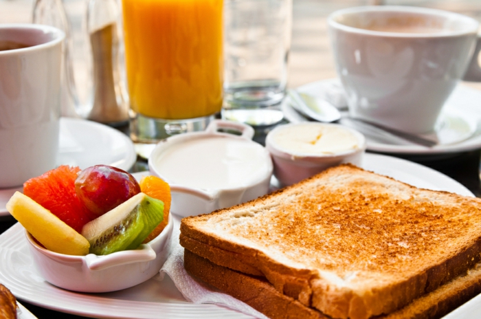 petit-dejeuner-ideal-repas-café-thé-juce-toast