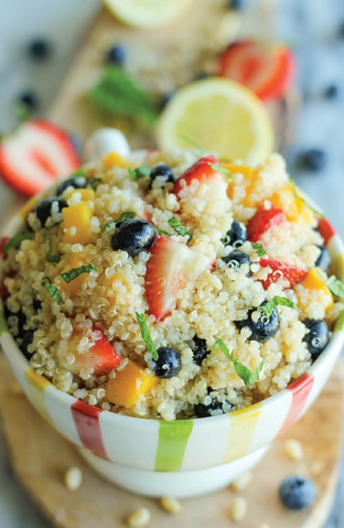 petit-déjeuner-régime-équilibré-avec-quinoa-et-fruits