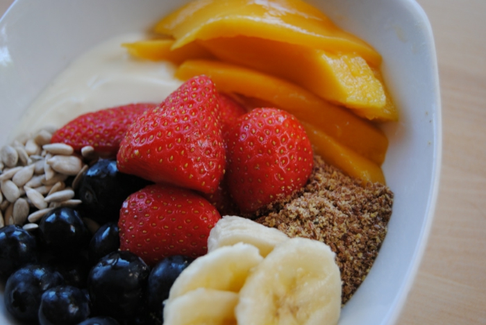 petit-déjeuner-régime-équilibré-fruits-noyaux-lait-tout-le-necessaire