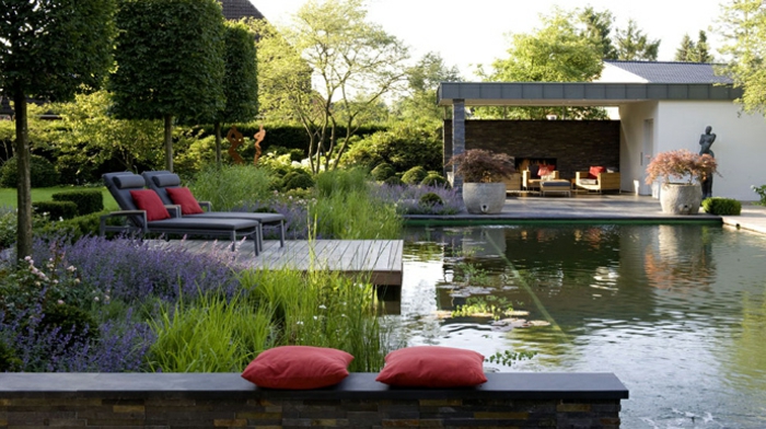 piscine-biologique-terrasse-et-chaises-longues