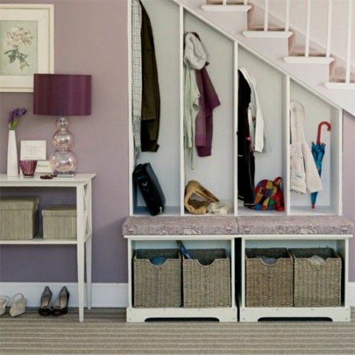 placard-sous-escalier-aménagement-sous-escalier-couloir-violet-tapis-gris-chaussures