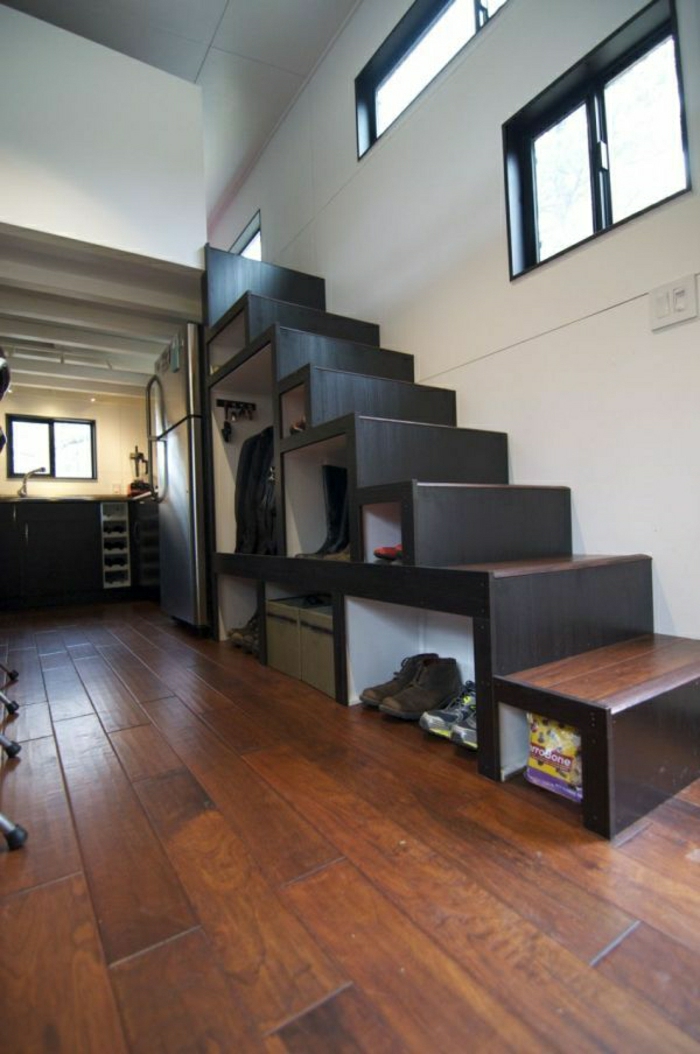 placard-sous-escalier-aménagement-sous-escalier-placard-en-bois-petit-espace