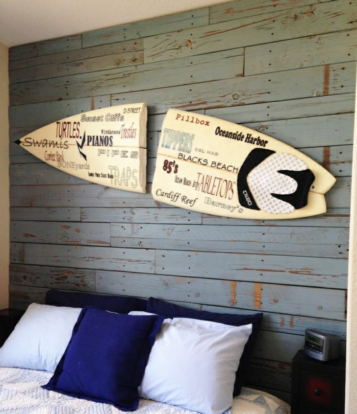 planche-de-surf-au-mur-dans-la-chambre-à-coucher