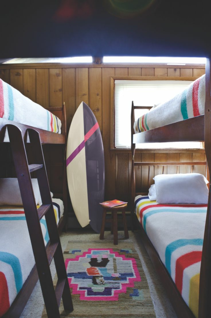 planche-de-surf-dans-une-chambre-à-coucher