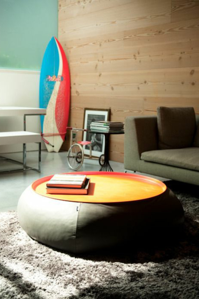 planche-de-surf-et-un-grand-pouf-en-cuir