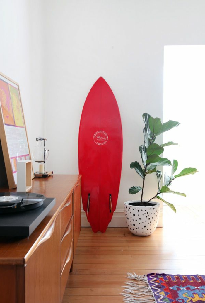 planche-de-surf-rouge-et-tapis-rustique