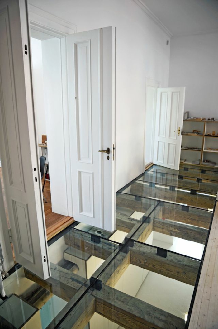 plancher-en-verre-couloir-moderne-sol-transparent