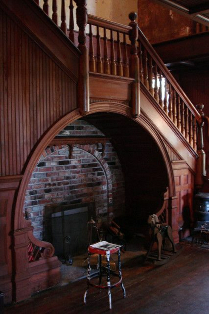rangement-escalier-cheminée-sous-escalier-en-bois-chaise-de-bar-mur-de-briques-escalier-en-bois