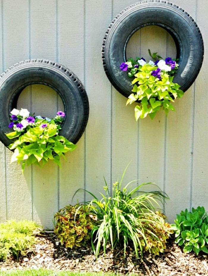 recyclage-pneu-idée-artistique-fleurs-dans-le-pneu-vieux