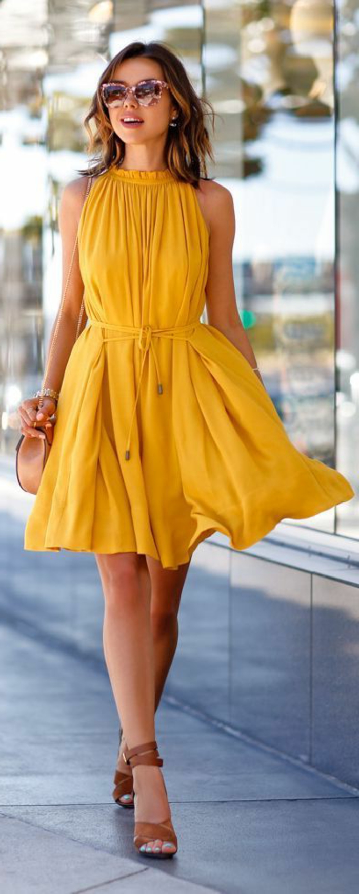 robe-jaune-robe-été-robe-habillée-courte-robe-d-été-jaune-femme-brunette-lunettes-de-soleil