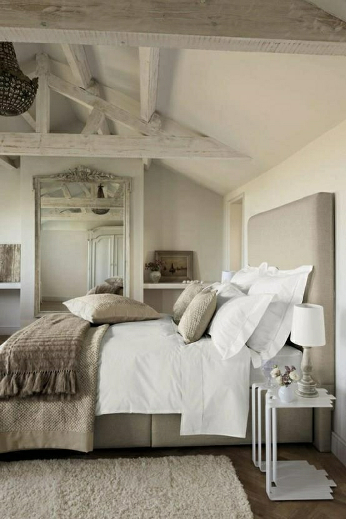 salle-a-coucher-de-couleur-taupe-tapis-blanc-linge-de-lit-taupe-plafond-mansardé