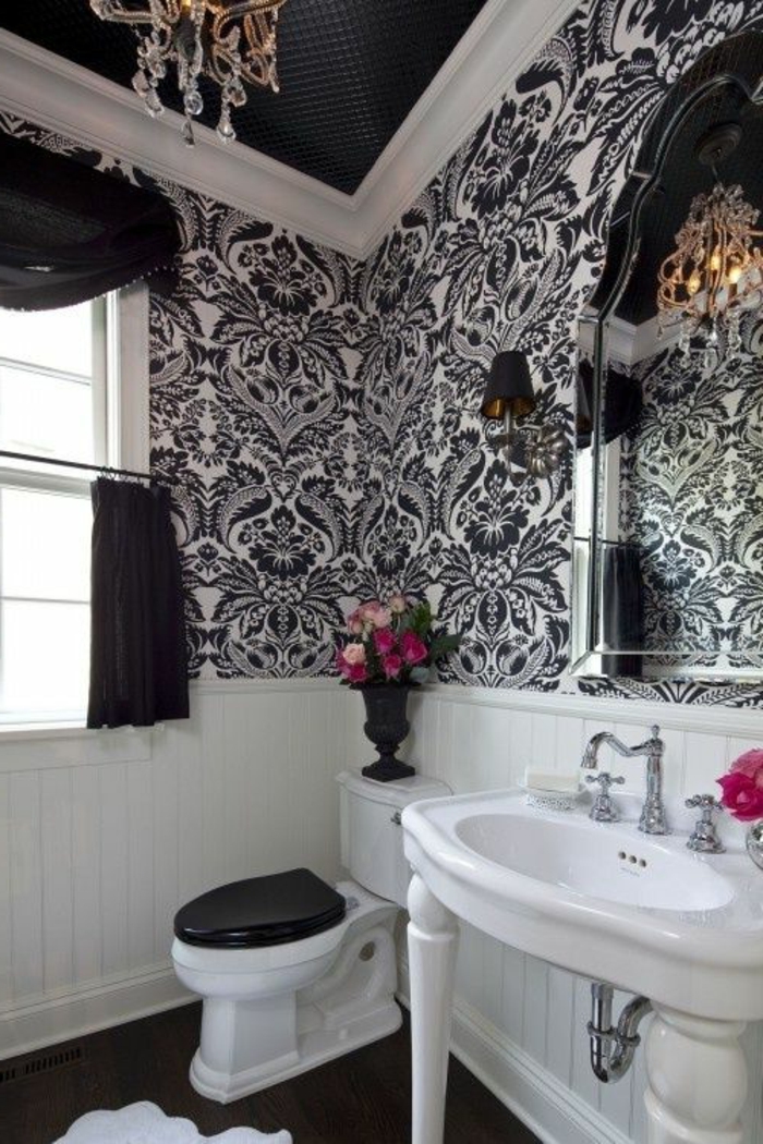 salle-de-bain-ancienne-mur-a-motifs-blanc-noir-sol-noir-salle-de-bains-aménagement