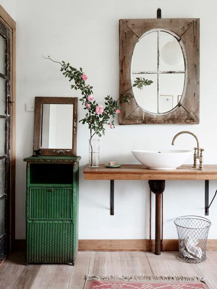 salle-de-bain-ancienne-mur-blanc-sol-en-bois-tapis-rouge-miroir-fleurs-rose-lavabo-blanc