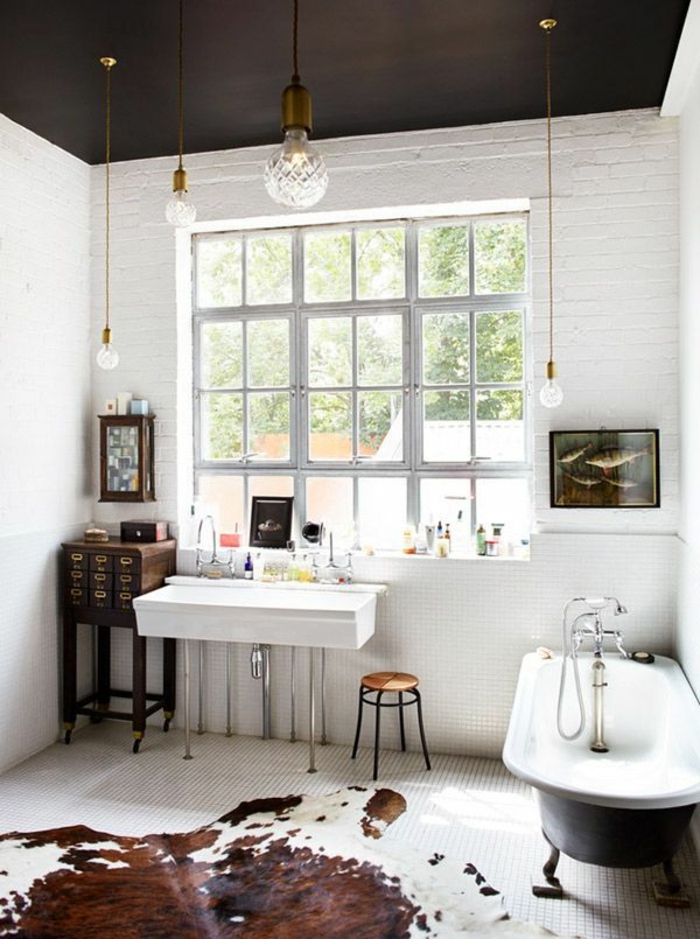 salle-de-bain-avec-tapis-en-peau-de-bete-blanc-marron-fenetre-salle-de-bain-lumière