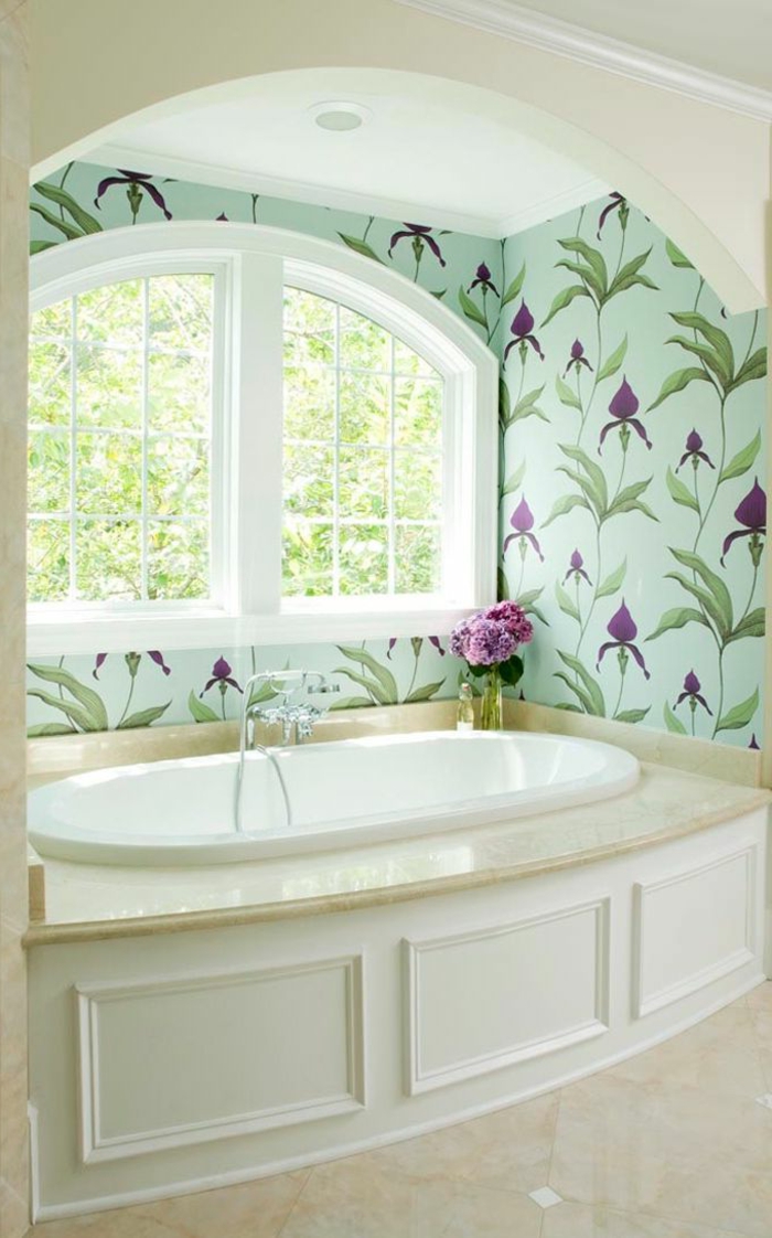 salle-de-bain-classique-murs-colorés-baignoire-blanc-sol-en-carrelage-taupe-fleurs
