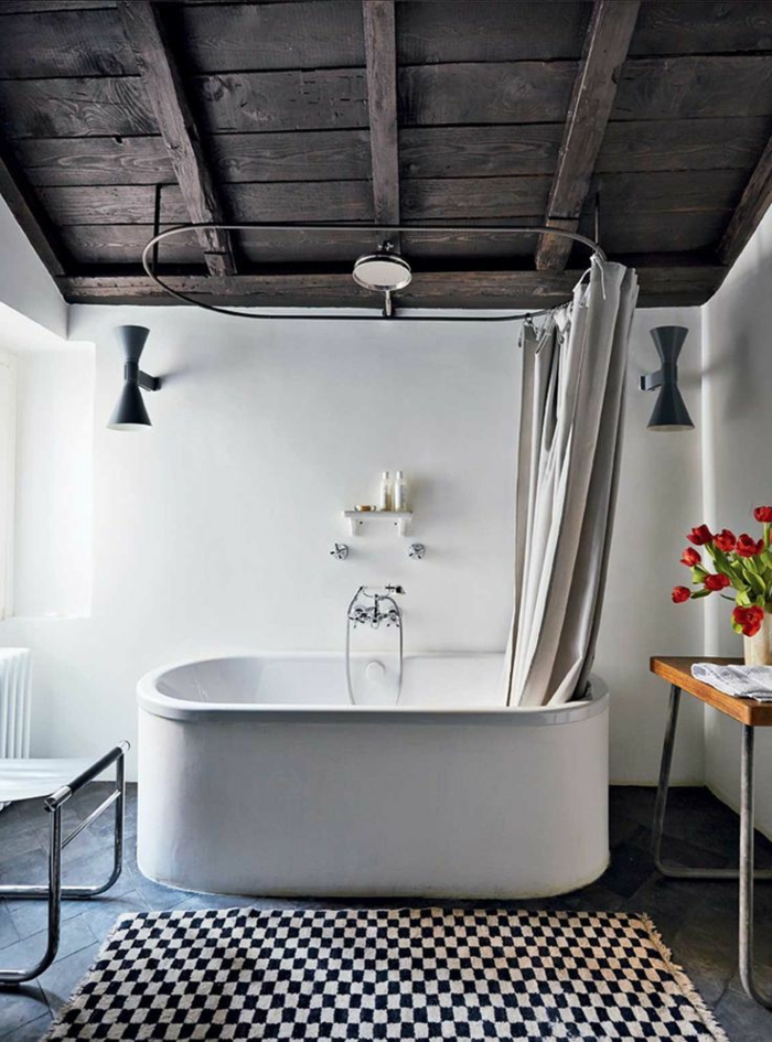 salle-de-bain-mur-blanc-tulipe-rouge-sol-carrelage-noir-salle-de-bain-plafond-en-bois