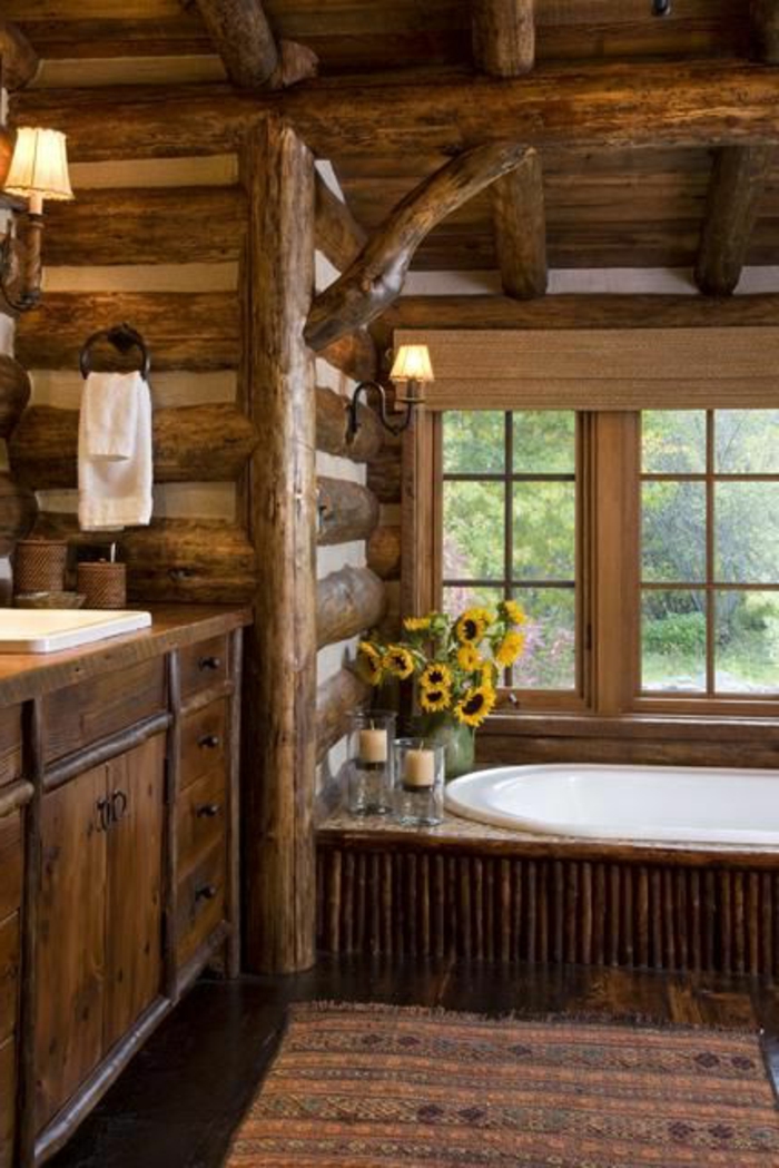 salle-de-bain-rustique-décoration-en-bois-tournesol-tapis-coloré-salle-de-bains