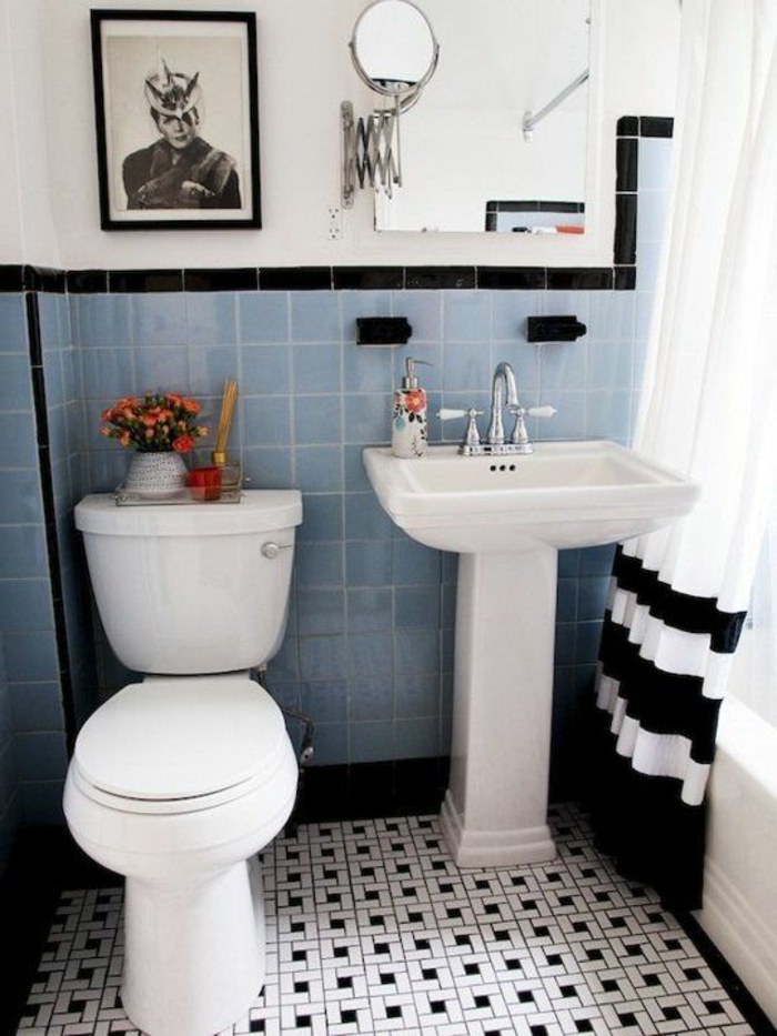 salle-de-bain-rétro-carrelage-rétro-en-mosaique-bleu-blanc-noir-salle-de-bains