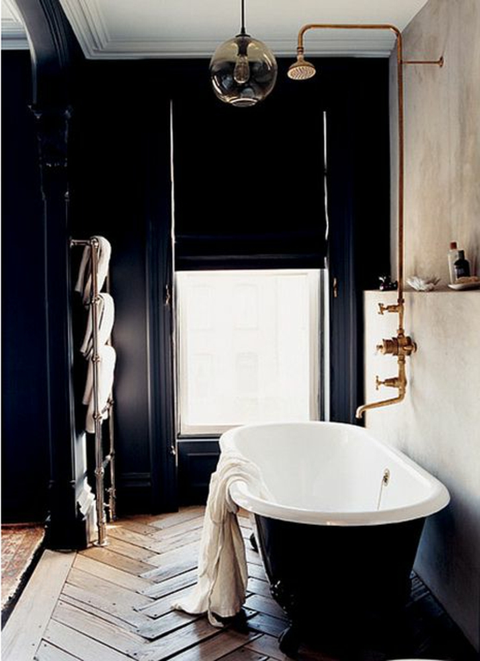 salle-de-bain-rétro-idée-aménagemen-salle-de-bain-ancienne-baignoire-blanc-parquet-mur-noir