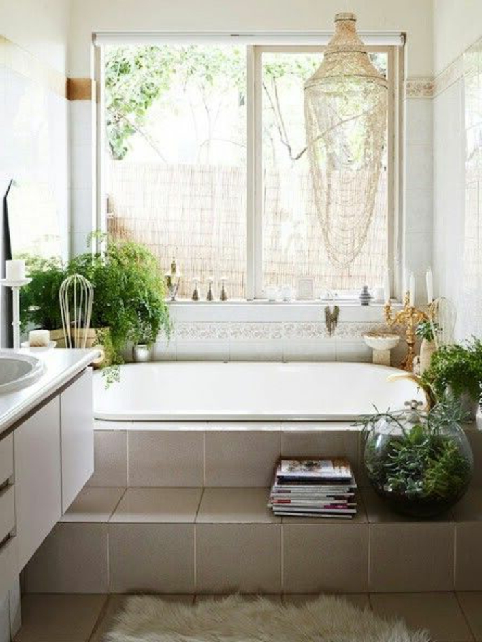 salle-de-bain-rétro-idée-aménagemen-salle-de-bain-ancienne-rustique-plantes-vertes