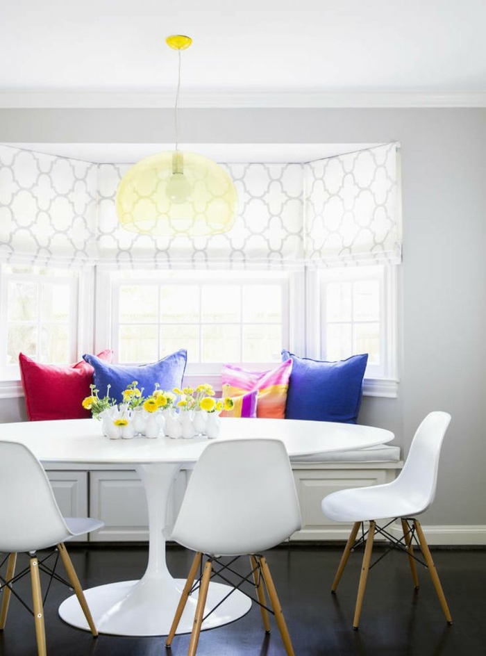 salle-de-séjour-table-tulipe-blanche-en-plastique-table-ronde-ikea-chaises-blanches-en-plastiques