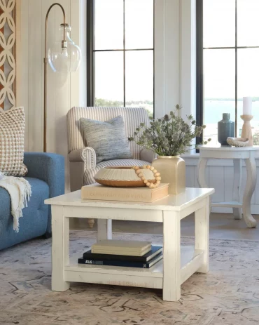 salon decoration marine en blanc et bleu table basse en bois