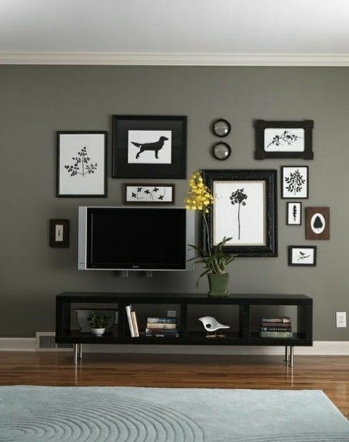 salon-design-élégant-tapis-gris-parquet-foncé-fleur-jaune-intérieur-gris-tv-noir