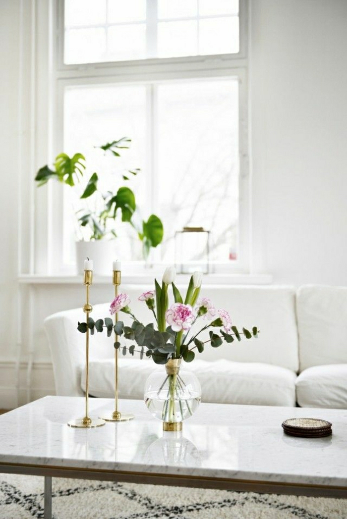 salon-table-bistro-bougies-décoratifs-table-basse-en-marbre-blanc-plante-verte-fenetre