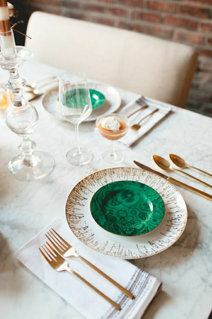 set-de-table-en-marbre-blanc-table-de-luxe-blanche-forchet-d-or