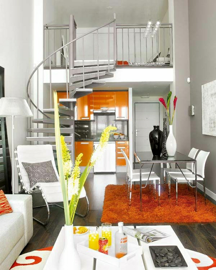 sol-en-parquet-tapis-orange-escalier-élégant-tapis-orange-table-blanche-canapé-blanc