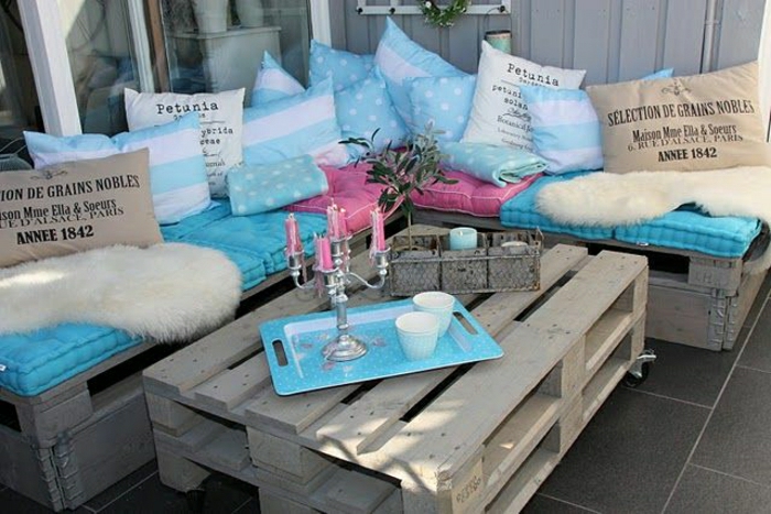 table-basse-avec-palette-idee-creative-jardin-bleu-et-bois