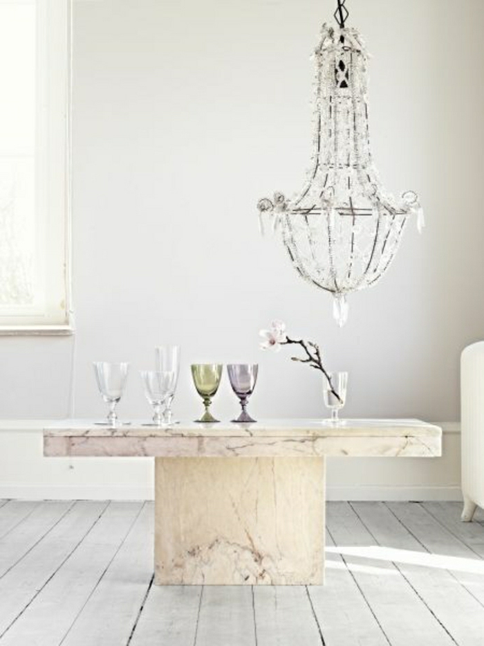 table-basse-marbre-mur-blanc-chambre-lumineuse-sol-plancher-verre-transparent-mur-blanc