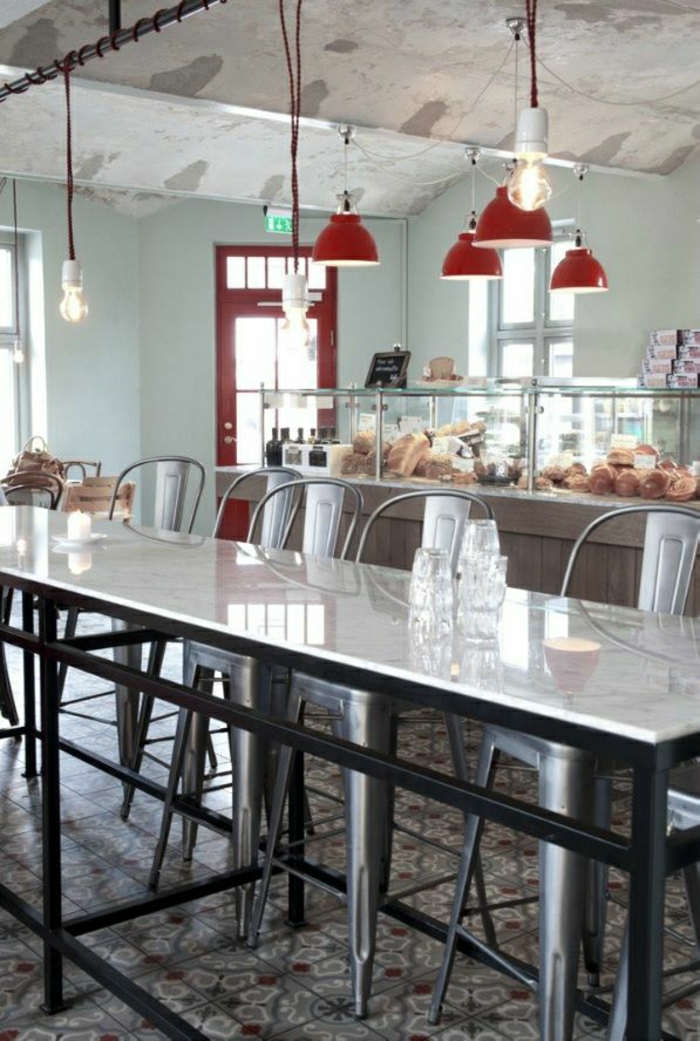 table-bistro-table-haute-de-cuisine-marbre-blanc-chaises-hautes-en-fer-carrelage-porte-rouge