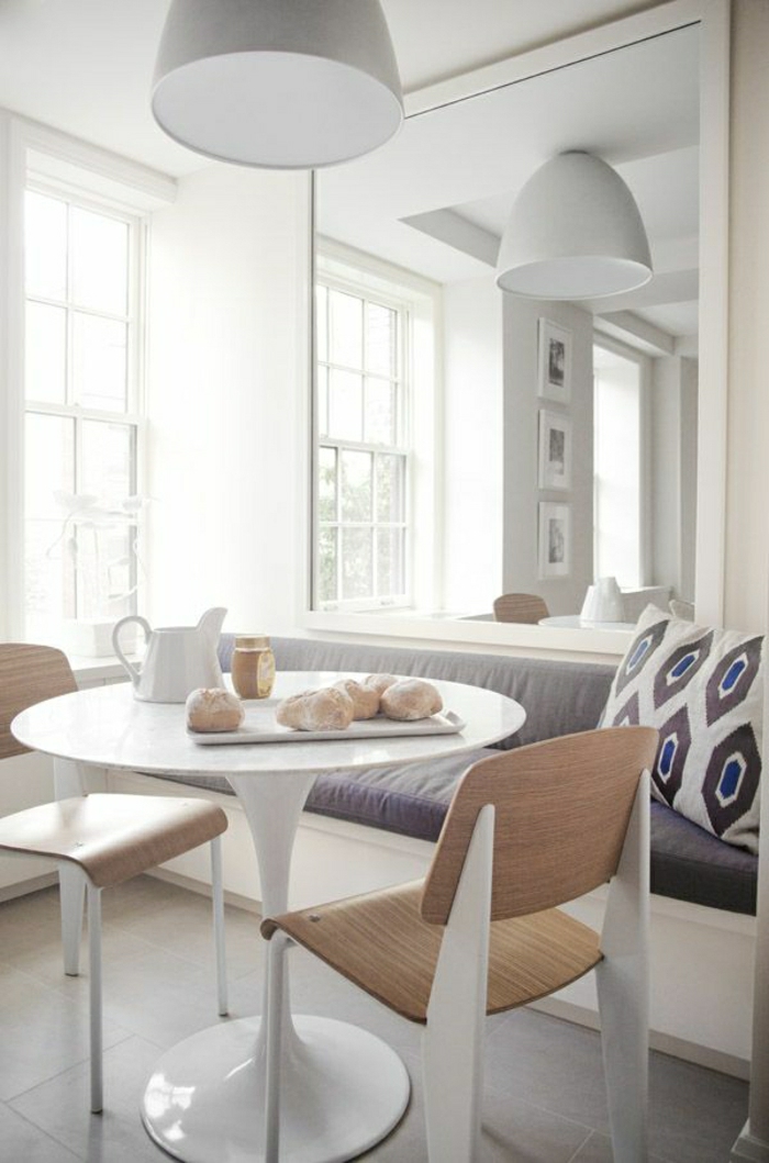 table-blanche-en-forme-de-tulipe-chaises-blanc-bois-intérieur-lumineux-salle-de-séjour