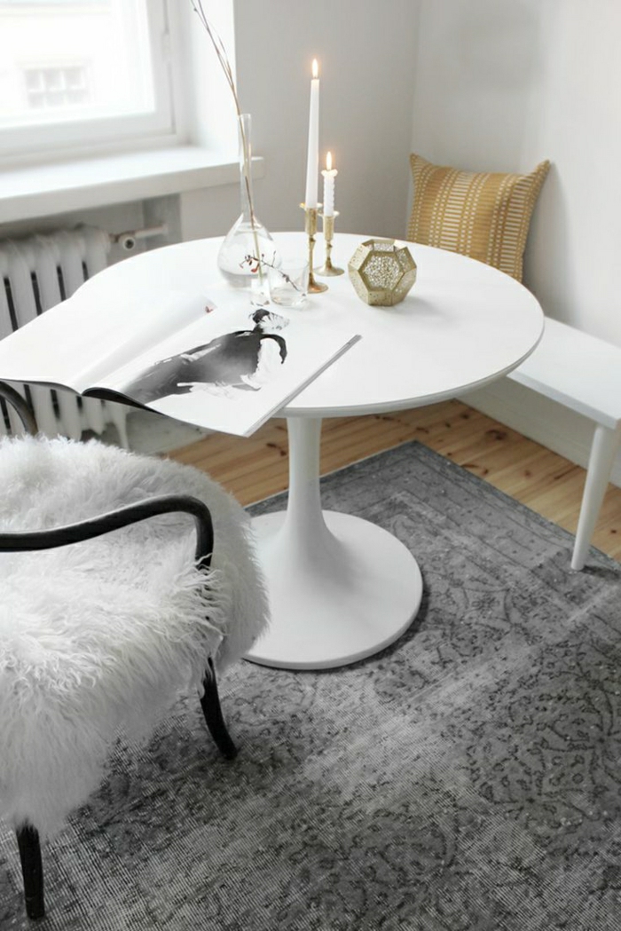 table-blanche-en-forme-de-tulipe-chaises-intérieur-lumineux-tapis-gris-sol-en-parquet