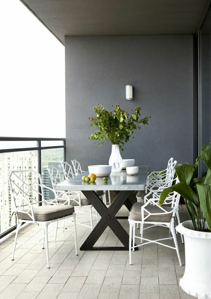 table-d-extérieur-chaise-en-fer-table-bistro-marbre-blanc-terrasse-vue-magnifique