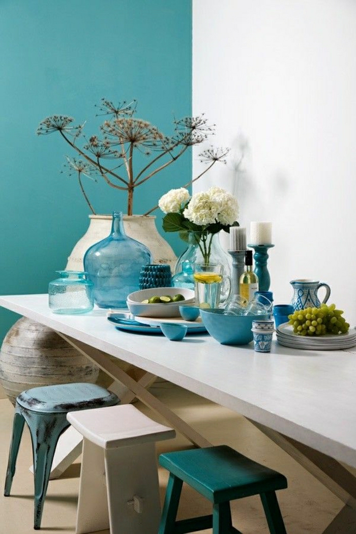 table-de-cuisine-en-bois-chaises-bleu-ciel-mur-turqoise-décoration-de-la-table