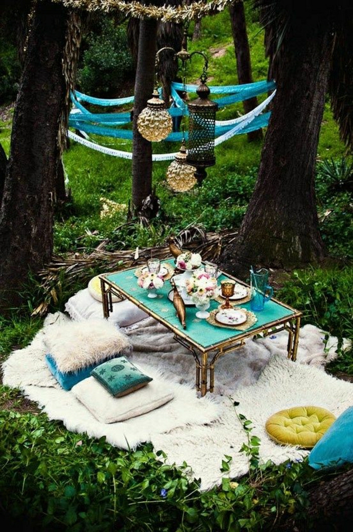 table-de-jardin-picnic-pelouse-vert-coussins-tapis-beige-décoration-table-fer-forgé