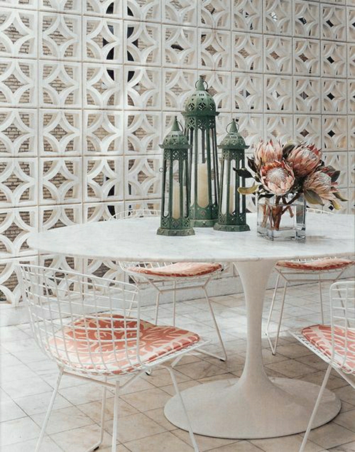 table-de-jardin-table-tulipe-blanche-en-plastique-chaise-fer-blanc-carrelage-beige